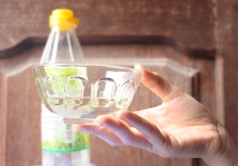 Tuyệt chiêu tẩy dầu mỡ trên tường bếp