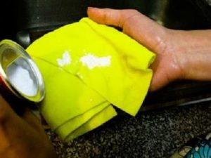 Tuyệt chiêu tẩy dầu mỡ trên tường bếp