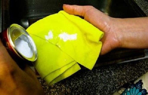 Tuyệt chiêu tẩy dầu mỡ trên tường bếp