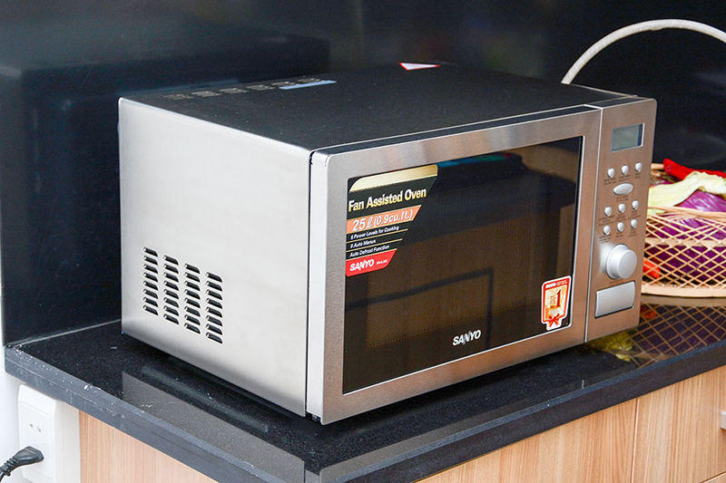 Lò vi sóng Sanyo EM-SL60C 25 lít Lò có thiết kế sang trọng và hiện đại