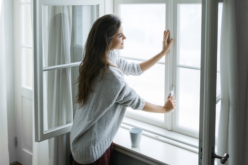 Vào mùa nóng, tránh mở cửa sổ từ 11h đến 16h