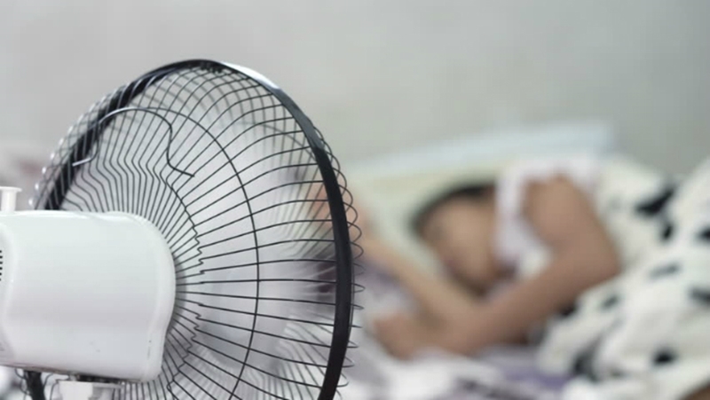 MÙA NẮNG NÓNG DÙNG QUẠT KHI NẰM NGỦ CÓ LỢI HAY HẠI CHO SỨC KHỎE CỦA BẠN? 1