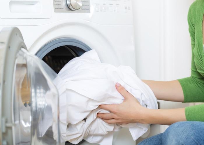 lấy toàn bộ quần áo còn sót lại trong máy giặt