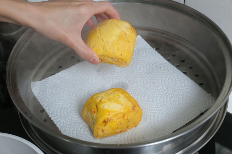 Sử dụng khăn giấy để hấp bánh