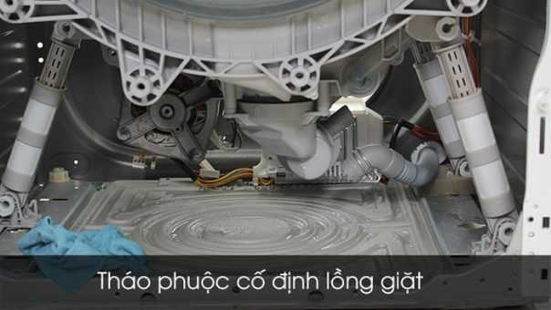 Tháo phuộc cố định lồng giặt