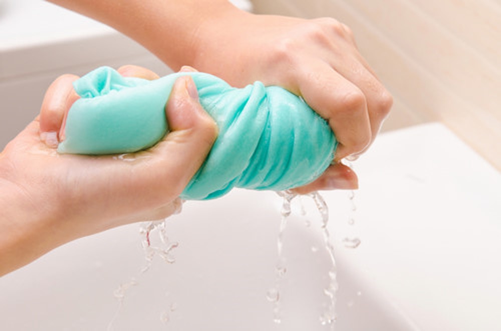 Vắt kiệt nước ở quần áo