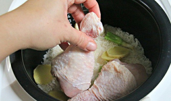 cơm gà bằng nồi cơm điện