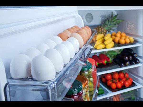 không nên để trứng ở cánh cửa tủ lạnh