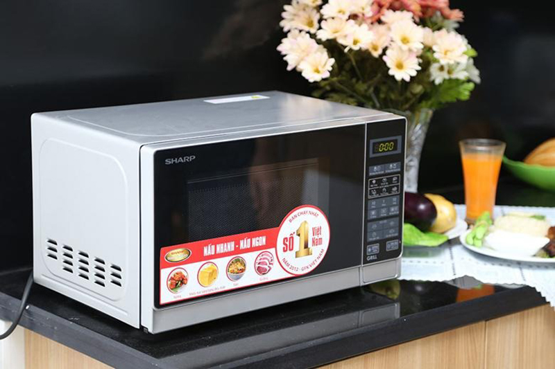 Lò vi sóng thiết kế đơn giản mà nổi bật, tiện lắp đặt, có khóa bảng điều khiển