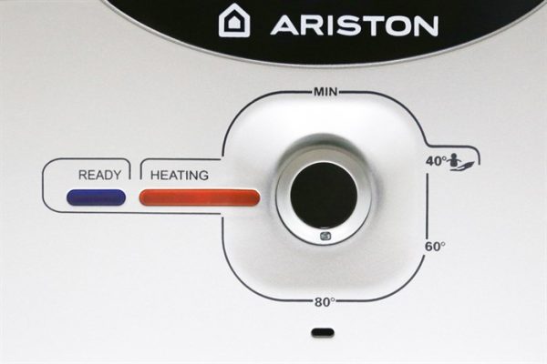 may-nuoc-nong-ariston-an2-rs-30-6-1-700x467 may-nuoc-nong-ariston-an2-rs-30-6-1-700x467